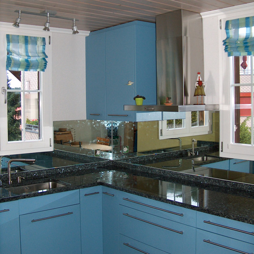 Küche in Petronasblau